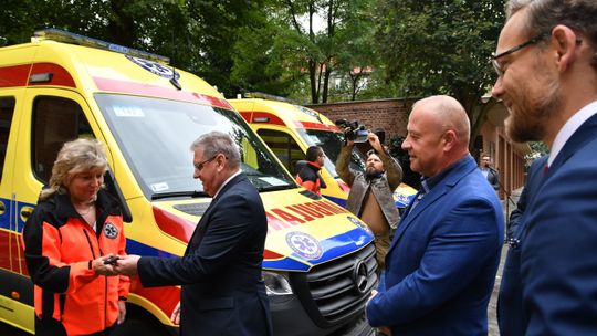 Nowe ambulanse przekazano dla pogotowia ratunkowego
