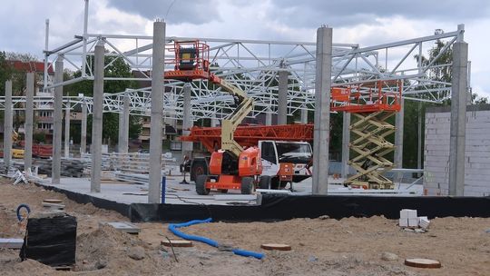 Nowe centrum handlowe ma już niemal całą konstrukcję Nowe centrum handlowe ma już niemal całą konstrukcję