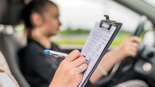 Na egzaminie prawa jazdy jest test percepcji ryzyka. Na kursach tego nie uczą
