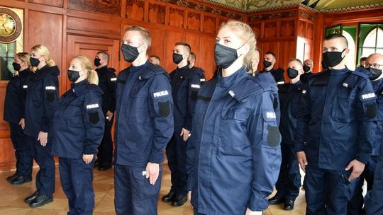 Nowi policjanci złożyli ślubowanie. Część trafi do naszego powiatu Nowi policjanci złożyli ślubowanie. Część trafi do naszego powiatu