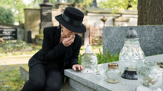 Nowoczesne znicze – szkło i czarne detale są najczęściej wybierane