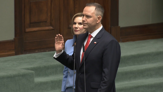 Zaprzysiężony nowy prezydent Polski ogłosił swój program. Konfrontacyjne wystąpienie Karola Nawrockiego