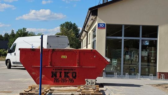 Nowy sklep Dino na ukończeniu: ma już panele i trwają prace wewnątrz obiektu