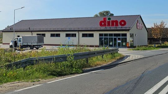 Nowy sklep Dino stoi gotowy: Otwarcie opóźni się przez parking przy drodze krajowej