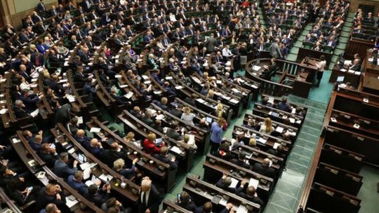 W najnowszym sondażu KO na prowadzeniu, a PiS depcze jej po piętach