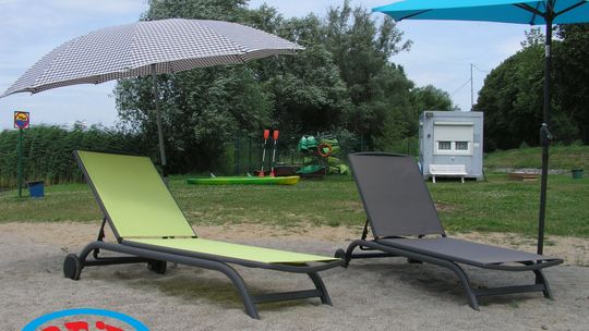 Nowy sprzęt plażowy w miejskiej wypożyczalni sprzętu wodnego w Gryfinie