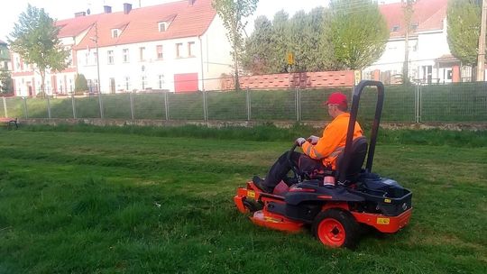 Nowy traktotrek-kosiarka do pielęgnacji zieleni