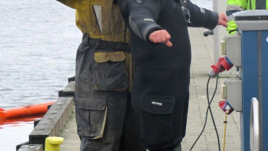 Nurkowie zajęli się ratowaniem barki