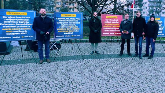 O absurdach na placu Ks. Barnima I