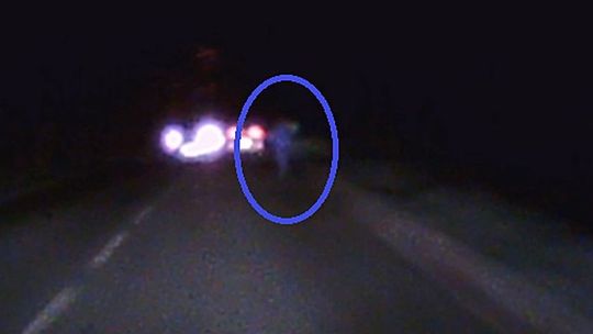 O mało nie doszło do tragedii przez brak oświetlenia i chodnika [list czytelniczki]