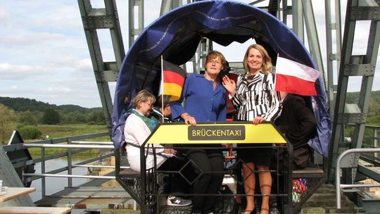 O nieczynnym moście na Odrze