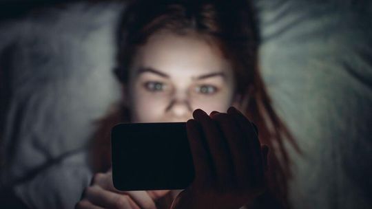 Chatbot zamiast psychologa. Dlaczego Polacy wolą rozmawiać o depresji i snach z algorytmem AI