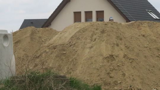 O włos od tragedii! Niebezpieczne zabawy dzieci na placu budowy