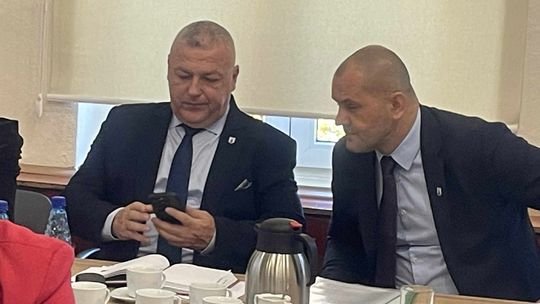 Obiecywał, że nie zostaje burmistrzem dla pieniędzy. Teraz weźmie maksymalną podwyżkę