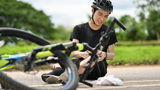 Obowiązkowy kask na hulajnogę i rower już za chwilę. Kaski to głupota - mówią rowerzyści