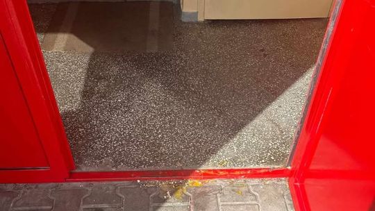 Obrzucają bloki jajami. Wandale niszczą elewacje, zanieczyszczają okna i klatki schodowe