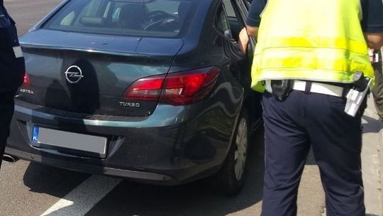 Obserwowali go nieoznakowanym radiowozem. Zatrzymali mu prawo jazdy