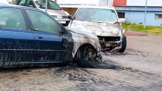 Obudził mnie śmierdzący dym. Spaliło się jedno auto, a potem drugie