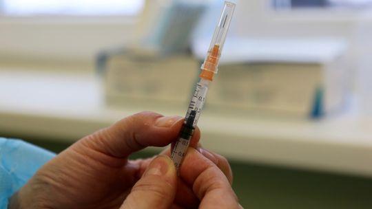 Od dziś zapisy na szczepienia dla osób powyżej 70. roku życia. DPS poza kolejnością