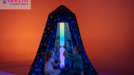 Od podłogi interaktywnej po namiot sensoryczny – jak tworzyć przyjazne dzieciom przestrzenie w przedszkolu?