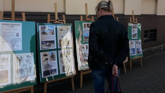 „Odblaskowa” wystawa pod biblioteką