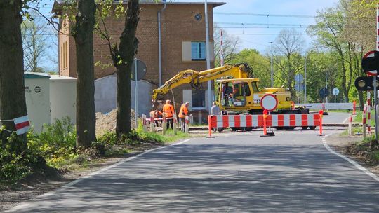 Odcięli mieszkańcom połączenia: powiat gryfiński zamknął drogę, a PKP przejazd kolejowy