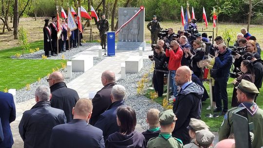 Oddali hołd więźniarkom w Chojnie. Odsłonięcie pomnika z okazji 81. rocznicy wyzwolenia KL Ravensbrück
