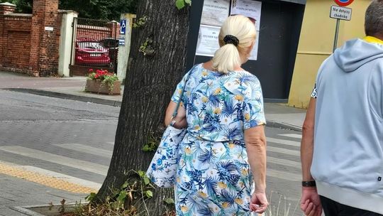 Odejście bliskiego to rozdział, który zamyka się w księdze życia, pozostawiając resztę stron pisanych tęsknotą
