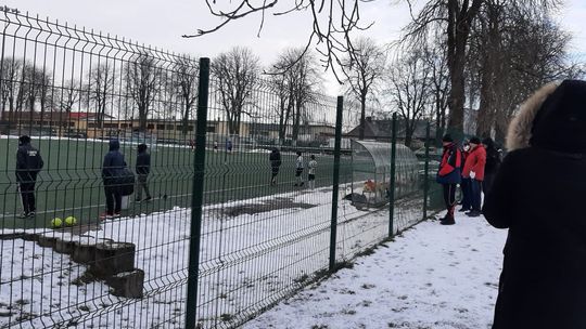 Oderwani od komputerów wyżywają się na boisku