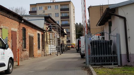 Odnawiają budynek należący do PUK