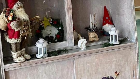 Odnowili i świątecznie ozdobili starą szafę Odnowili i świątecznie ozdobili starą szafę