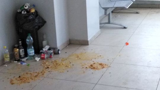 Odór wymiocin wypełnił hol dworca 