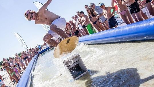 Odpłyń na skimboardzie w ramach Akademii Surfera