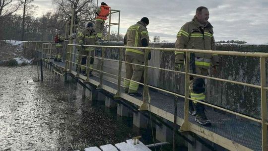 Odra skuta lodem, służby w pełnej gotowości. Zima nie odpuszcza