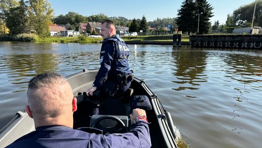 Odra zamknięta dla żeglugi. Patrole służb na rzece [FOTO}