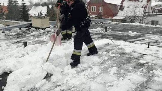 Odśnieżali dach hali