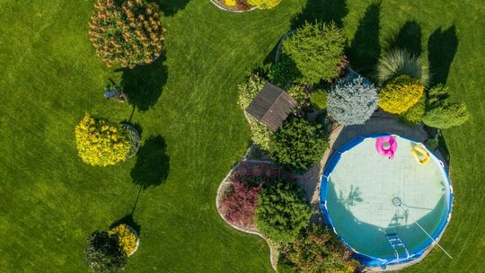 Odświeżający komfort: prysznic solarny do ogrodu i basenu Odświeżający komfort: prysznic solarny do ogrodu i basenu