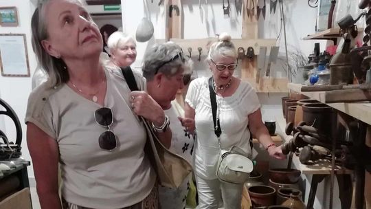 Odwiedziny Gryfińskiego Klubu Seniora w Izbie Tradycji: Spacer przez historię miasta [FOTO]