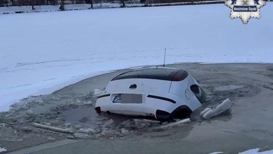 Lód pękł i dwie 9-letnie dziewczynki znalazły się w wodzie