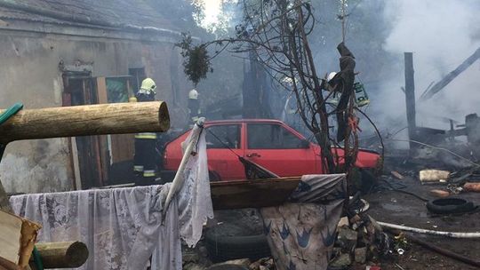 Ogień objął budynki gospodarcze, a następnie przeniósł się na dom 