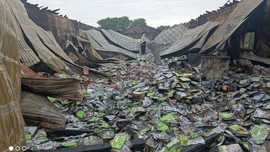 Ogień rozprzestrzeniał się błyskawicznie. Groźny pożar hali gaszono kilkanaście godzin [FOTO, WIDEO]