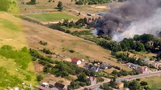 Ogień trawił nieużytki i przeniósł się na gospodarstwo
