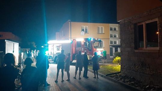 Ogień w budynku wielorodzinnym. 2 osoby przewieziono do szpitala