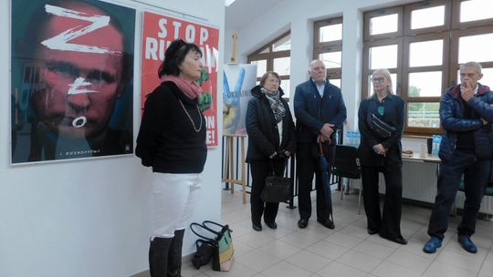 Oglądali plakaty w ciszy, jakby w niemym proteście 