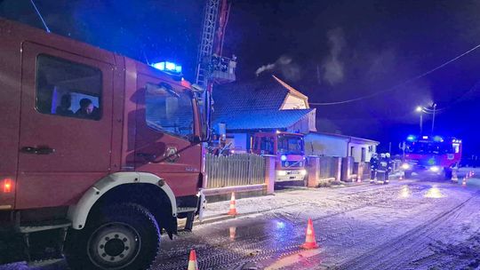 Ognista pułapka w przewodzie kominowym. Nocna walka o ratunek dla budynku Ognista pułapka w przewodzie kominowym. Nocna walka o ratunek dla budynku