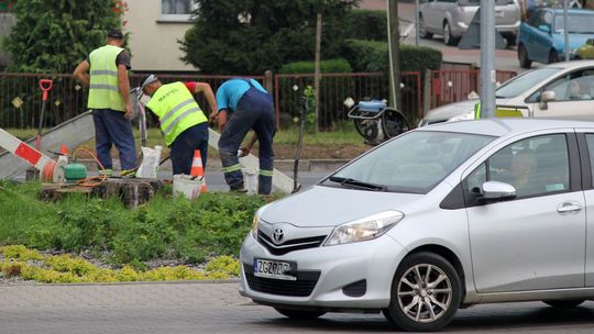 Okablowują już nowy pasaż handlowy