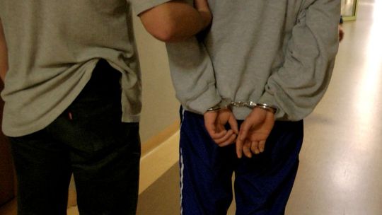 Okładała ich parasolem, a policja zatrzymała sprawców napadu