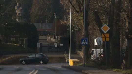 Okradają samochody koło cmentarza! - skarży się czytelniczka