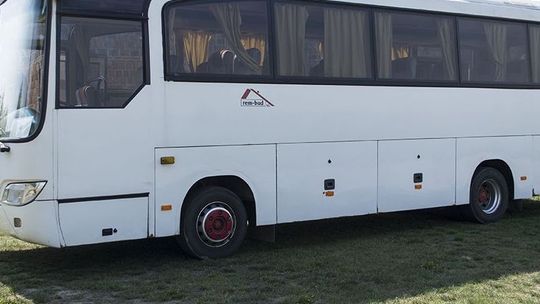 Okradli autokar, który stał obok cmentarza