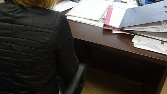 Okradli ją z pieniędzy i biżuterii